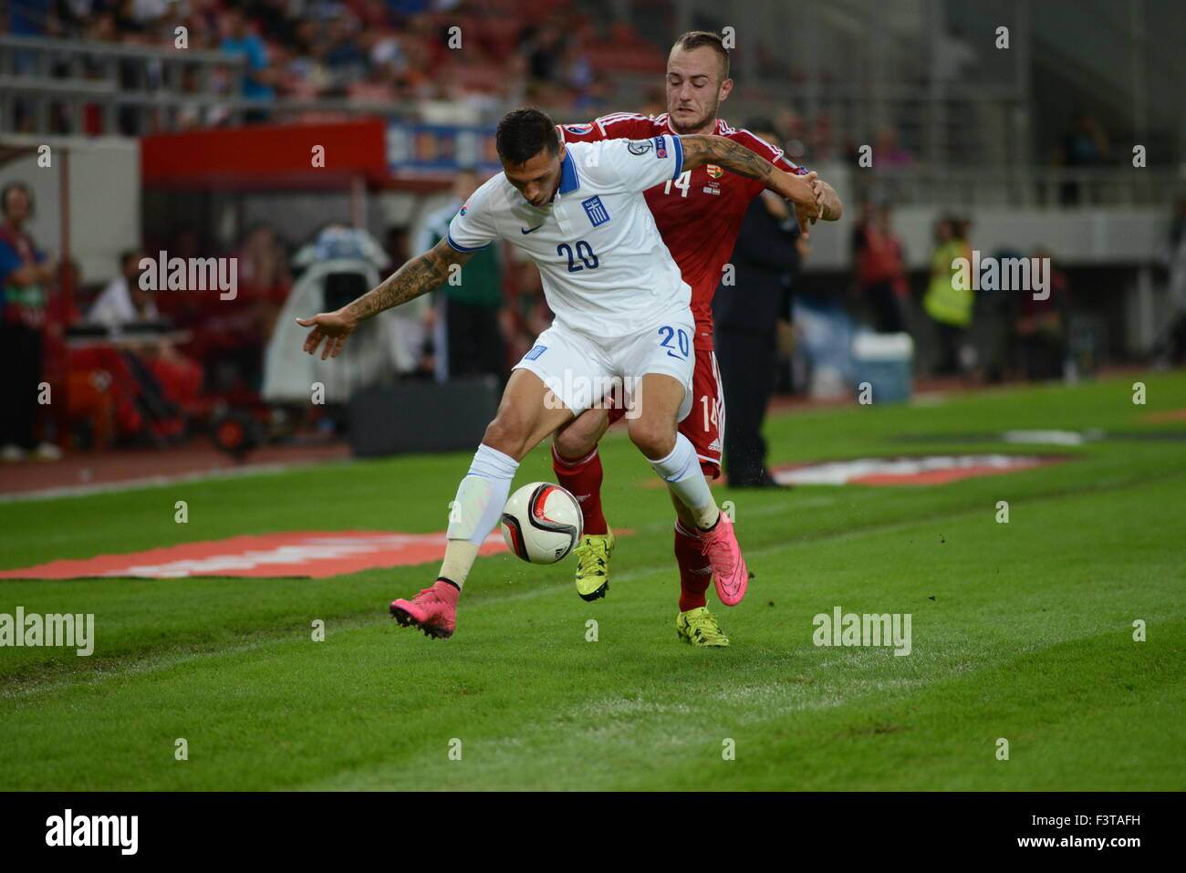 Athen, Griechenland. 11. Oktober 2015. Jose Holebas (Nr. 20) von Griechenland stoppt den Angriff der Gergo Lovrencsics (Nr. 14) von Ungarn. Die UEFA-Europameisterschaft oder einfach The Euro, ist der primäre Verbindung Fußball Wettbewerb bestritten die leitenden Herren Nationalmannschaften der Mitglieder von der Union of European Football Associations (UEFA). Bildnachweis: Dimitrios Karvountzis/Pacific Press/Alamy Live-Nachrichten Stockfoto