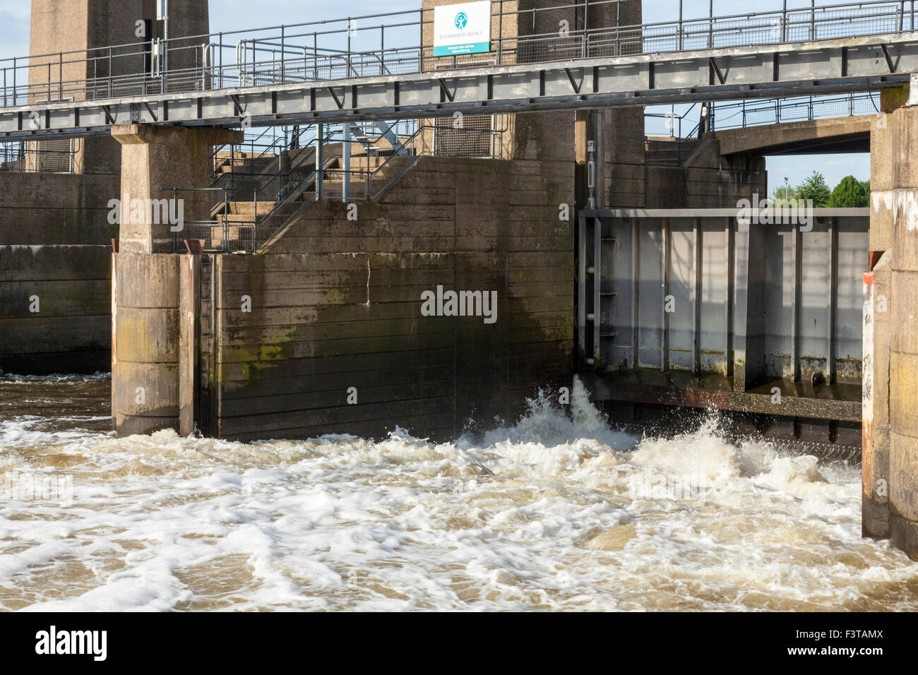Schleuse Gate bei Holme Schleusen durch die Umweltagentur verwaltet auf dem Fluss Trent an Colwick, Nottingham, England, Großbritannien Stockfoto
