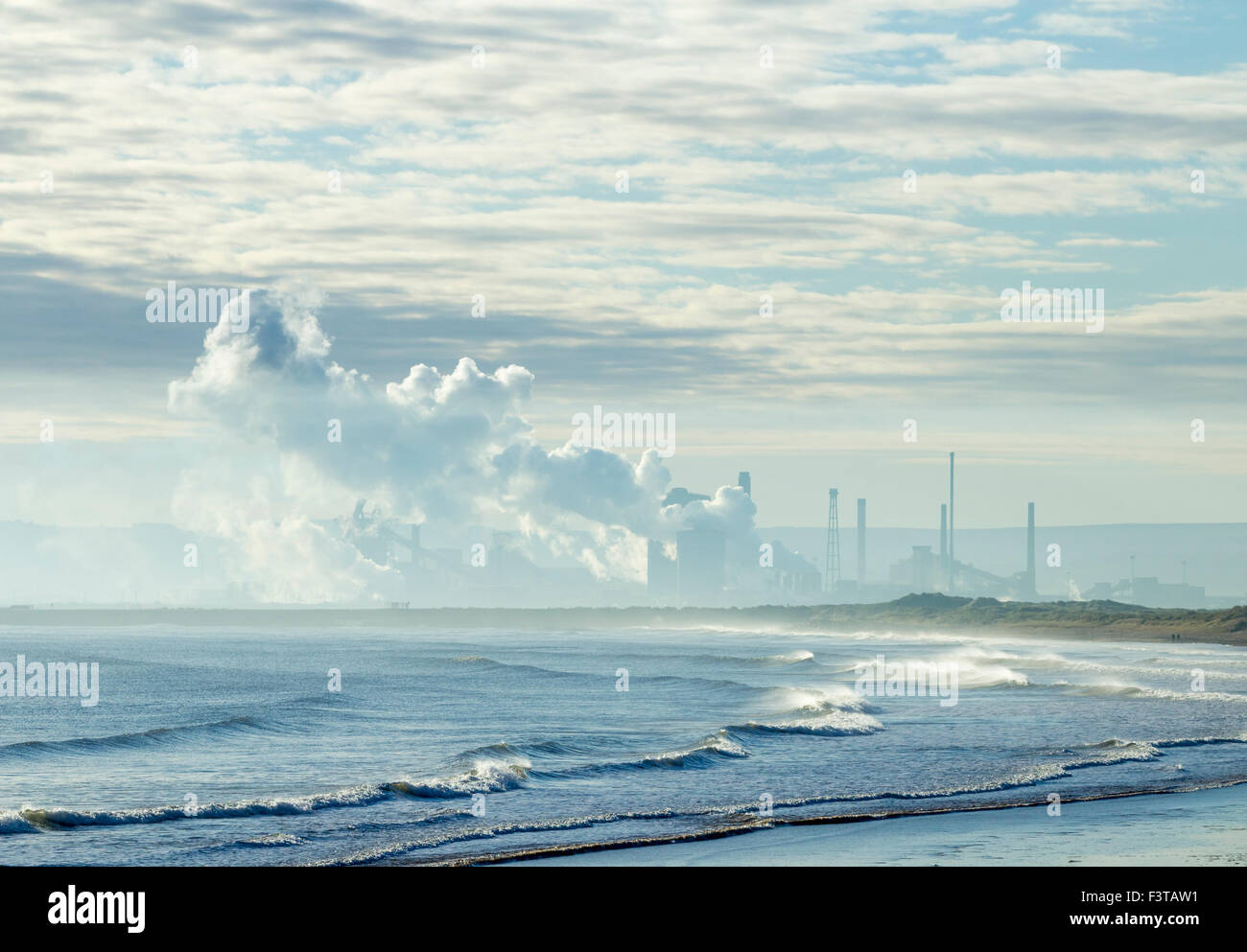 Redcar Stahlwerk von Seaton Carew Strand. Großbritannien Stockfoto