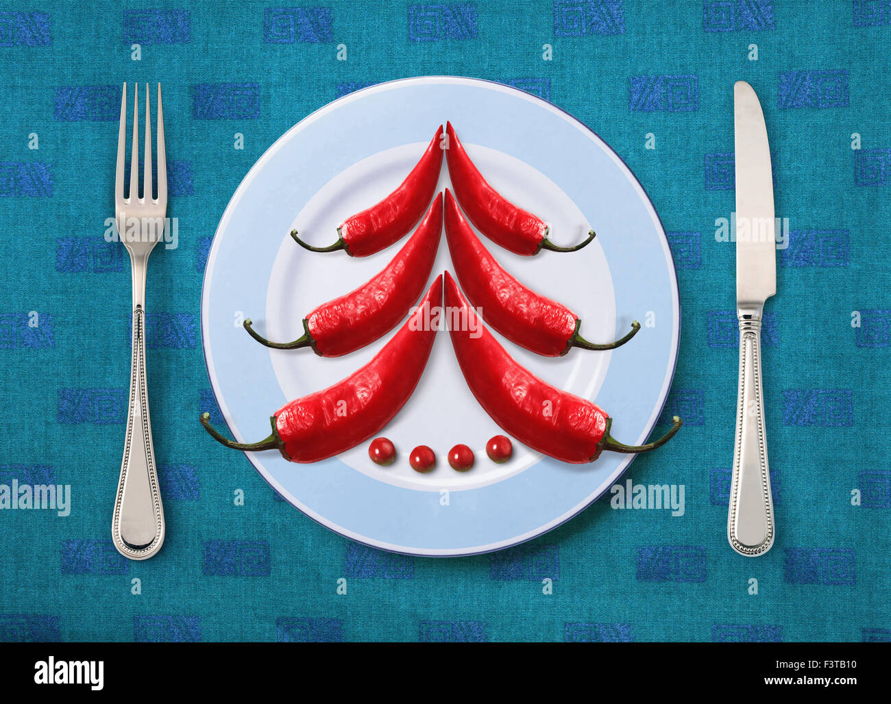 Weihnachten-Gericht auf weißen Teller mit Messer und Gabel Stockfoto