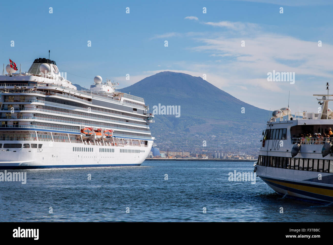 MV Viking Star cruise Schiff angedockt in Neapel vor dem Vesuv, Italien Stockfoto