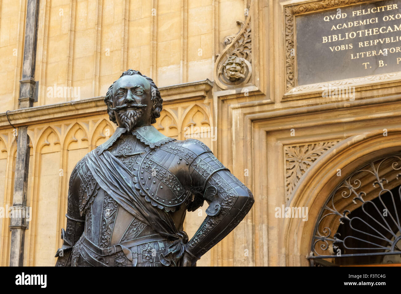 Earl of Pembroke Statue im Hof des The Bodleian Library in Oxford Oxfordshire England Vereinigtes Königreich Großbritannien Stockfoto