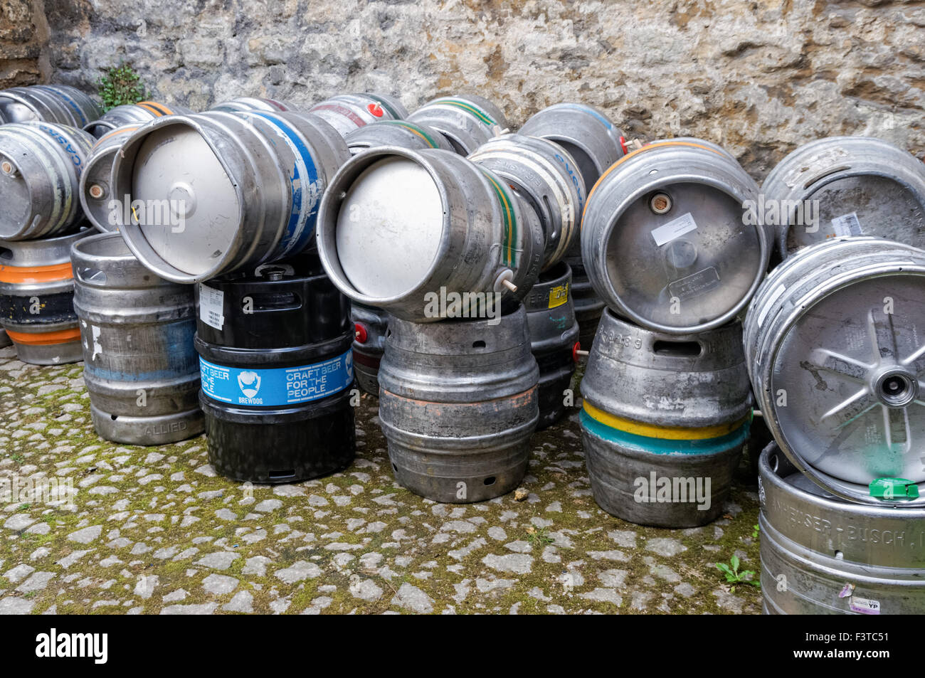 Bier Fässer vor einem Pub in Oxford Oxfordshire England Vereinigtes Königreich Großbritannien Stockfoto