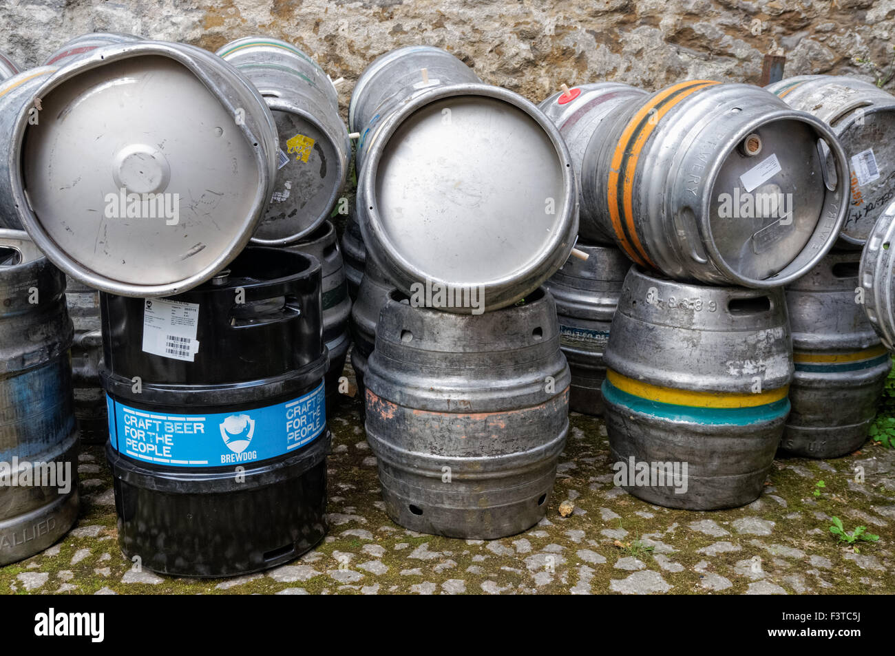 Bier Fässer vor einem Pub in Oxford Oxfordshire England Vereinigtes Königreich Großbritannien Stockfoto