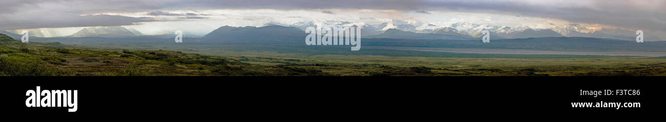 Panoramaansicht der Alaskakette w Mt. McKinley verdeckt durch niedrige Wolkendecke (Denali Berg) vom westlichen Ende des Denali Natl Park Stockfoto