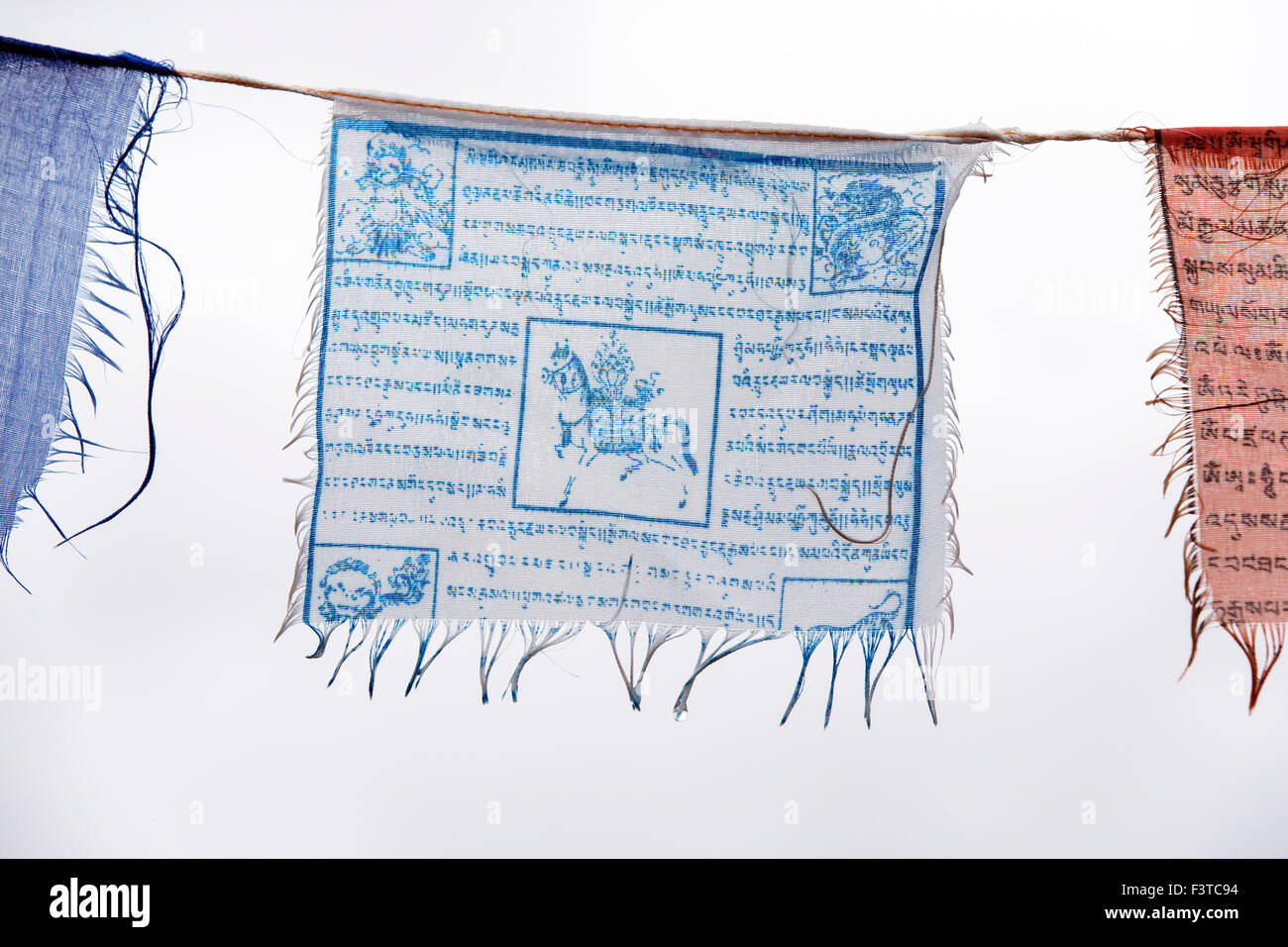 Traditionelle buddhistische Gebetsfahnen gegen grau bedecktem Himmel fliegen Stockfoto