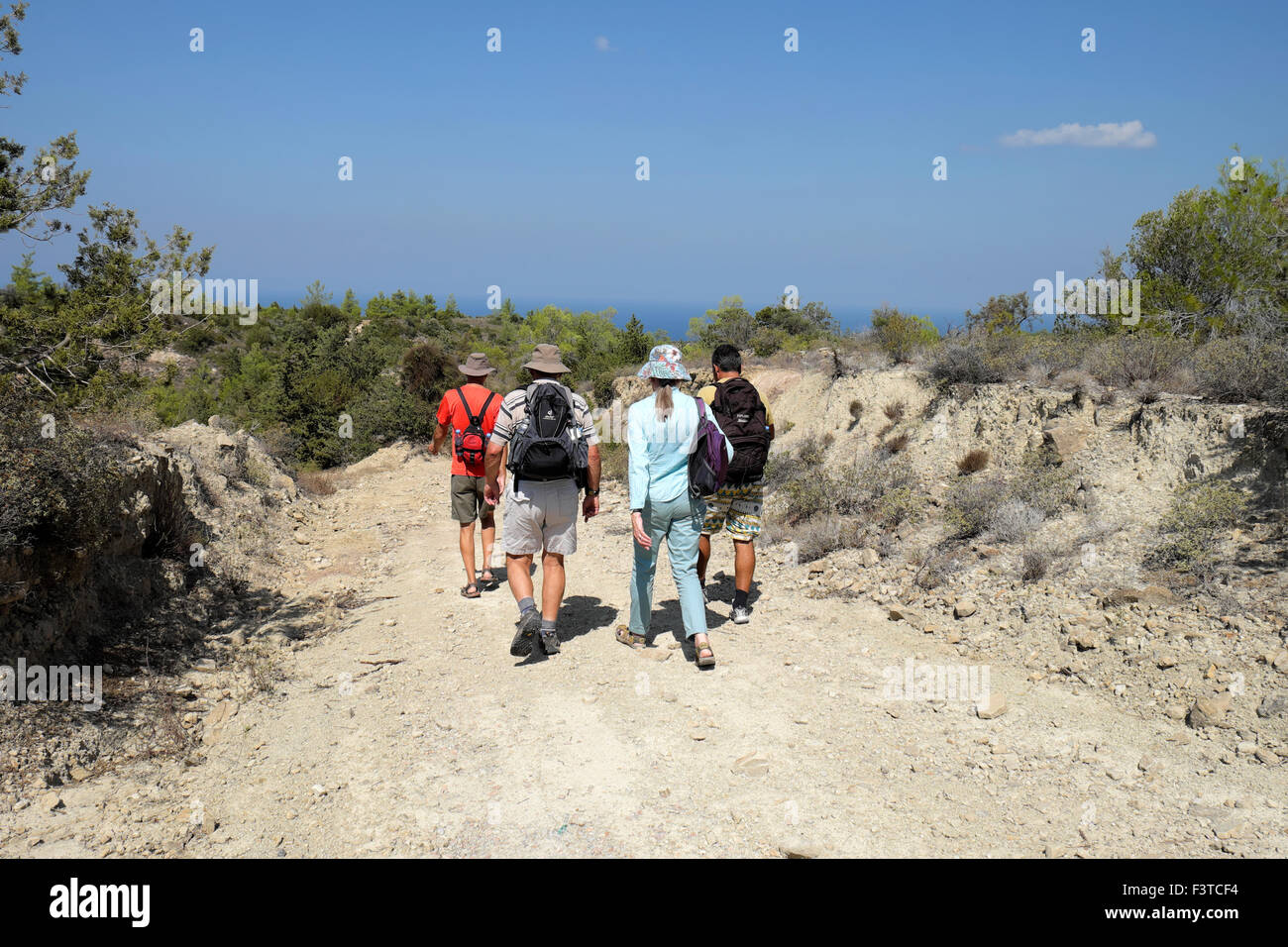 Wanderer zu Fuß mit Rucksäcken auf einen Pfad in der Nähe von der Nationalpark-Küste im Norden Zyperns KATHY DEWITT Stockfoto
