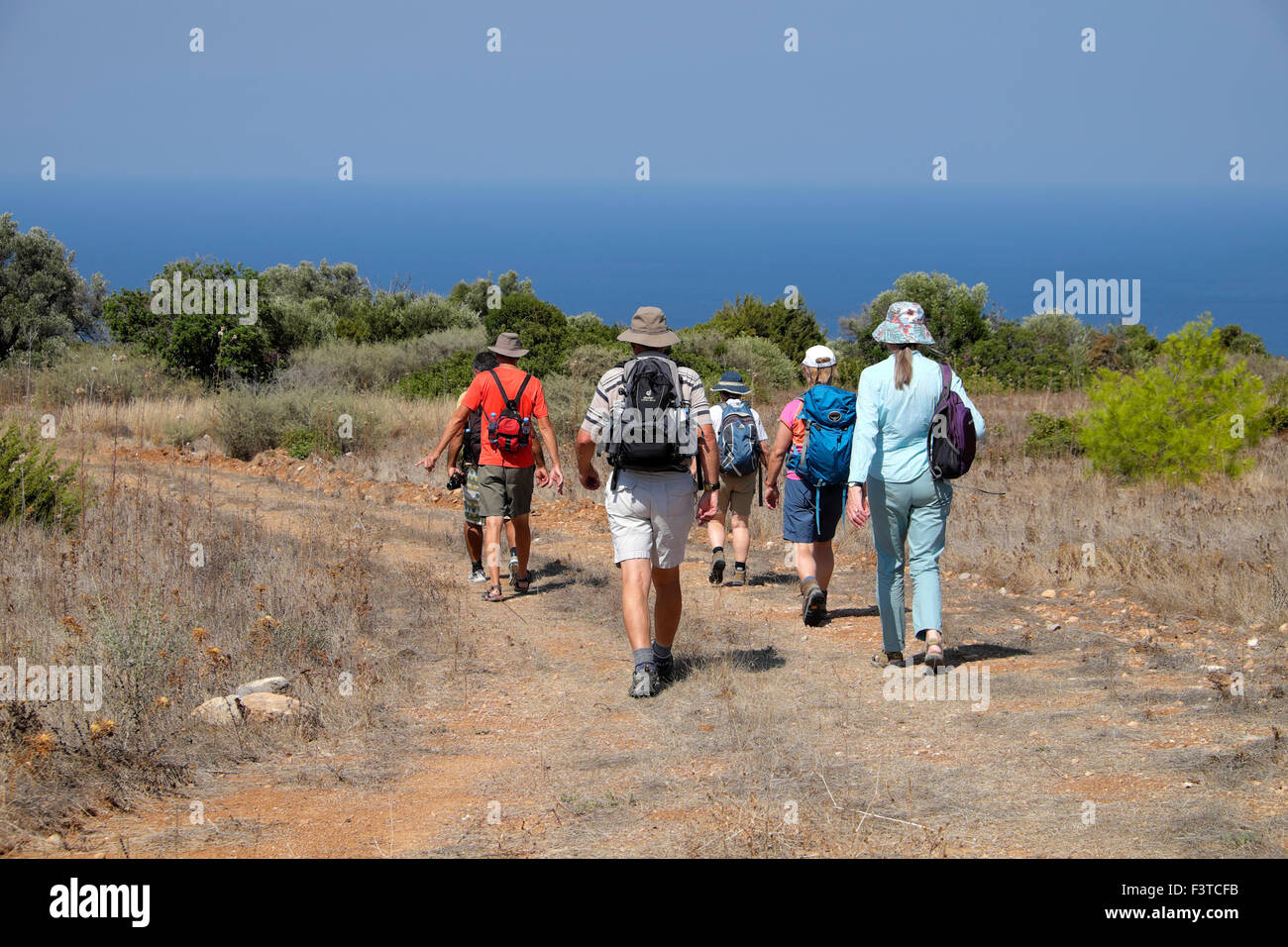Rückansicht des Explore walking Gruppenüberschrift zur Kyrenia Küste im September Herbst im türkischen Norden Zyperns KATHY DEWITT Stockfoto