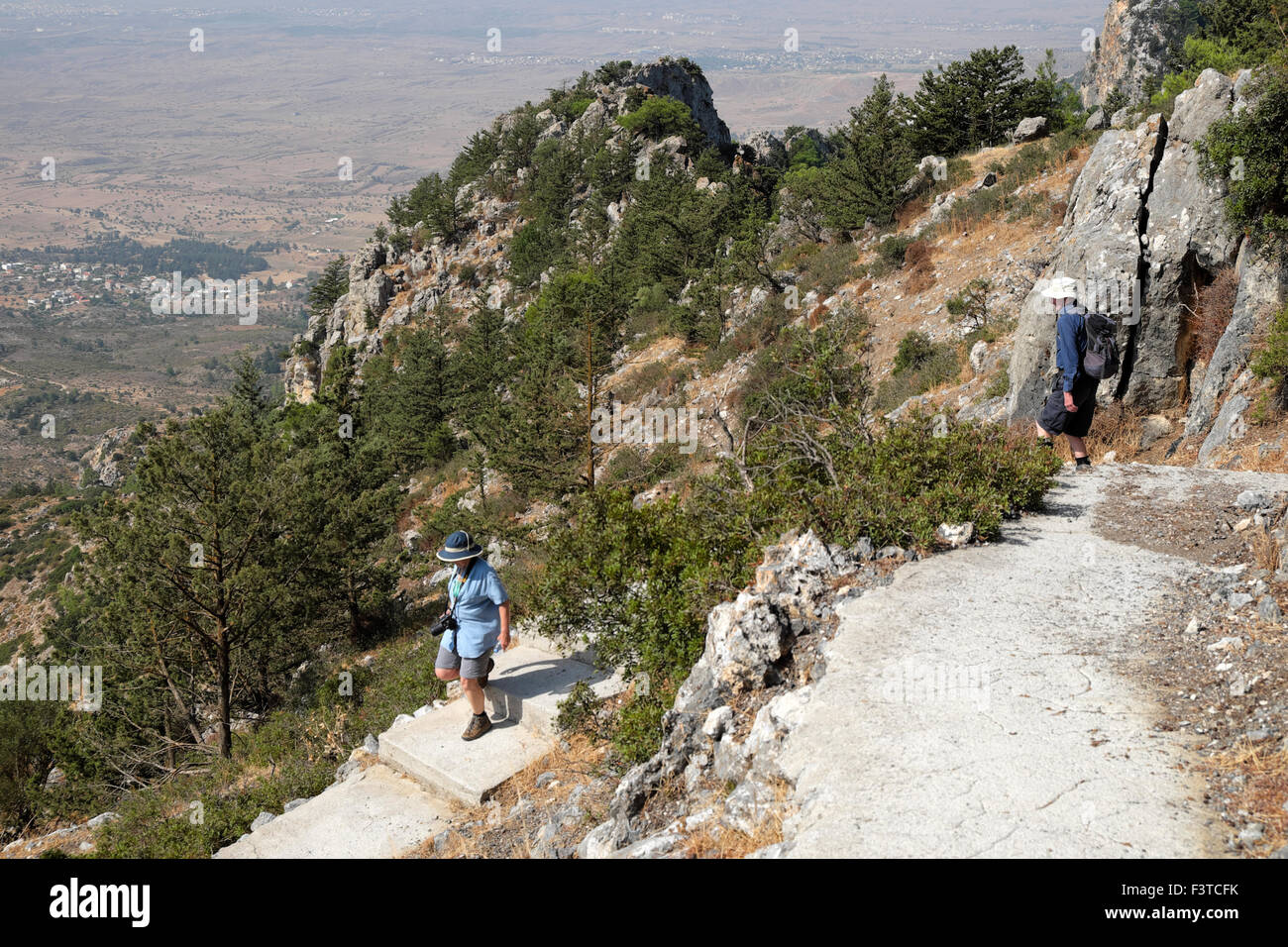 Mann und Frau Paar auf einem Wanderweg, der die Stufen von Buffavento Castle in Besparmak Kyrenia Mountains in Nordzypern KATHY DEWITT absteigt Stockfoto