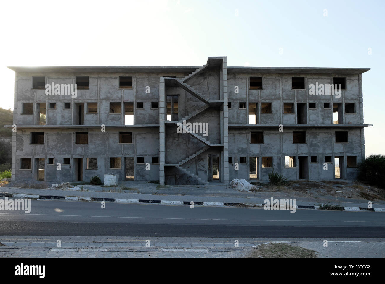 Außenansicht eines leeren Mehrfamilienhauses auf Baustelle in Nord Zypern KATHY DEWITT Stockfoto