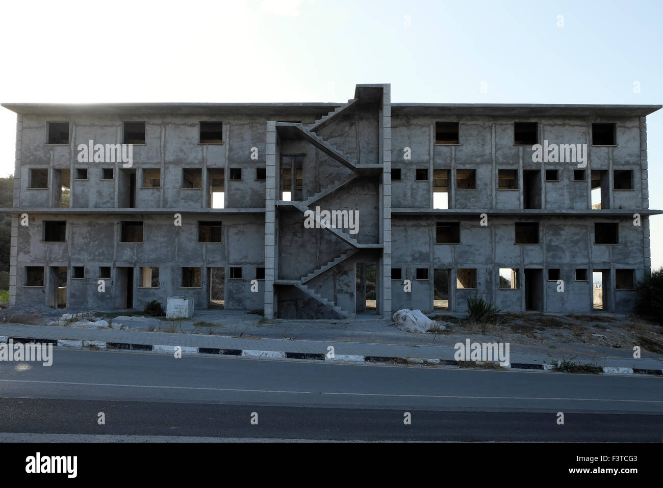 Außenansicht eines leeren konkrete Apartment Gebäude auf der Baustelle in Nördlich Zypern KATHY DEWITT Stockfoto