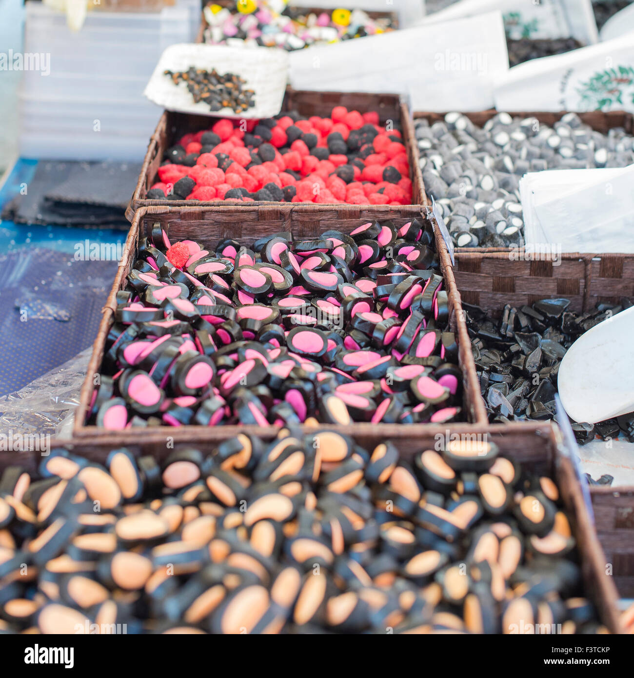 Bonbons, Lakritz und Obst auf dem Display auf einem Straßenmarkt Stockfoto