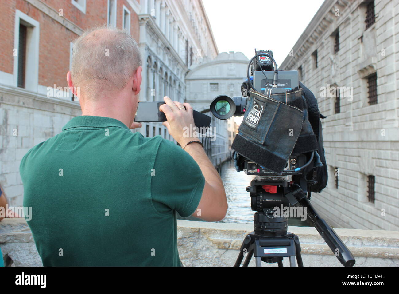 Ein Kameramann filmt einen Kanal in Venedig, Italien Stockfoto