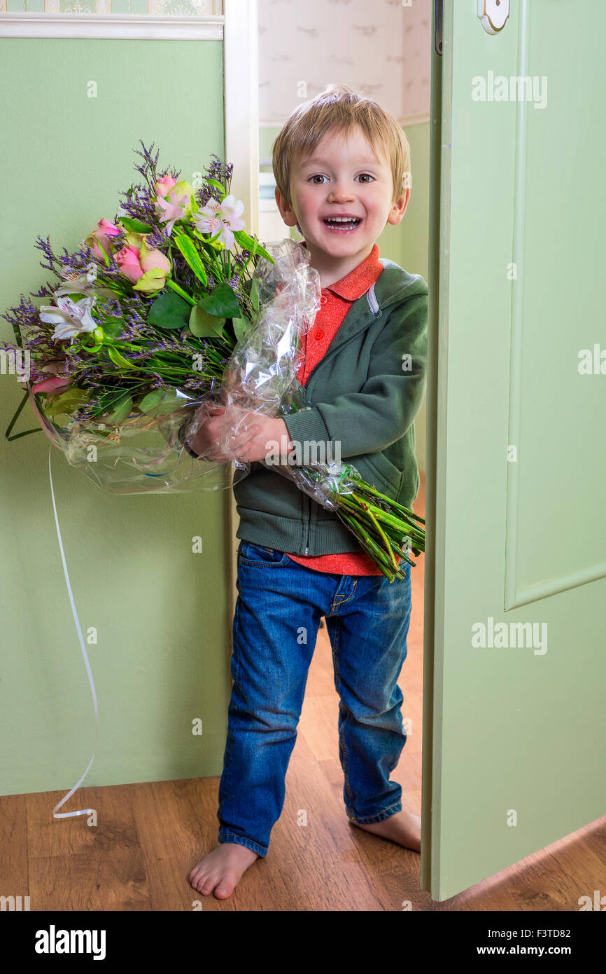 Entzückenden Kind bringen einen Blumenstrauß Stockfoto