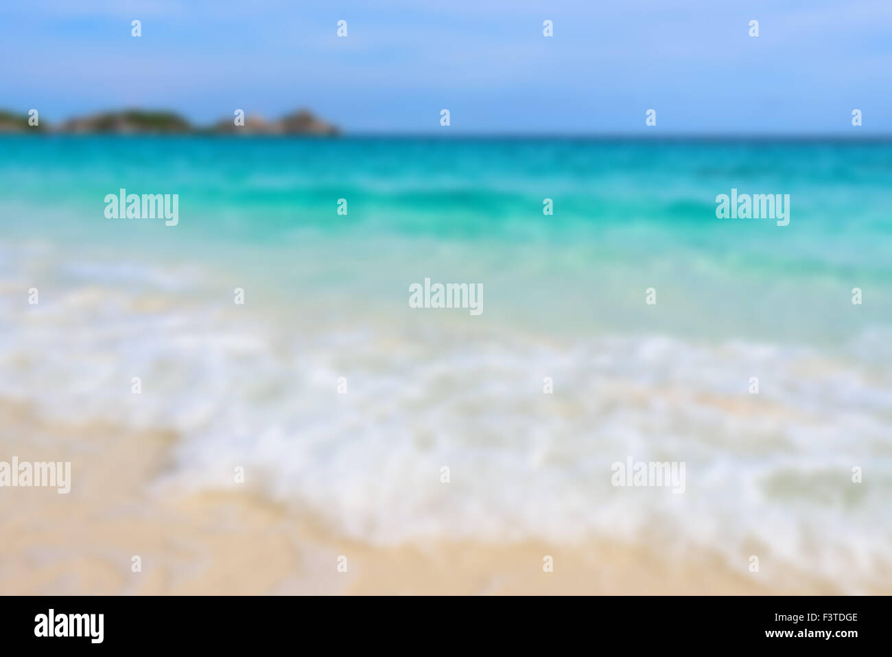 Unschärfe Foto Hintergrund, schöne Natur blaue Meer und weißen Wellen am Strand im Sommer auf der Insel Koh Miang, Mu Ko Similan Stockfoto