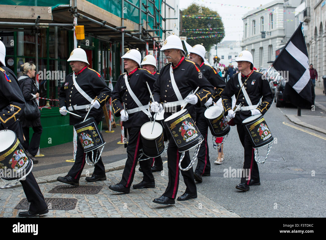 Falmouth Marine Band marschieren durch Falmouth High Street am 11. Oktober 2015. Stockfoto