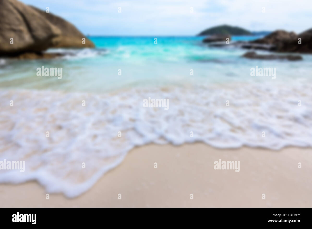 Verschwommene Foto Hintergrund, schöne Natur, blaues Meer und Wellen am Strand zwischen Felsen im Sommer bei Koh Miang Stockfoto