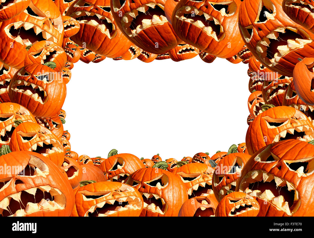 Halloween Kürbis horizontalen Rahmen Ernte als eine Gruppe von Monstern beängstigend geschnitzten Jackolantern als Konzept und als Symbol für eine gruselige Werbung und Marketing-Ankündigung. Stockfoto