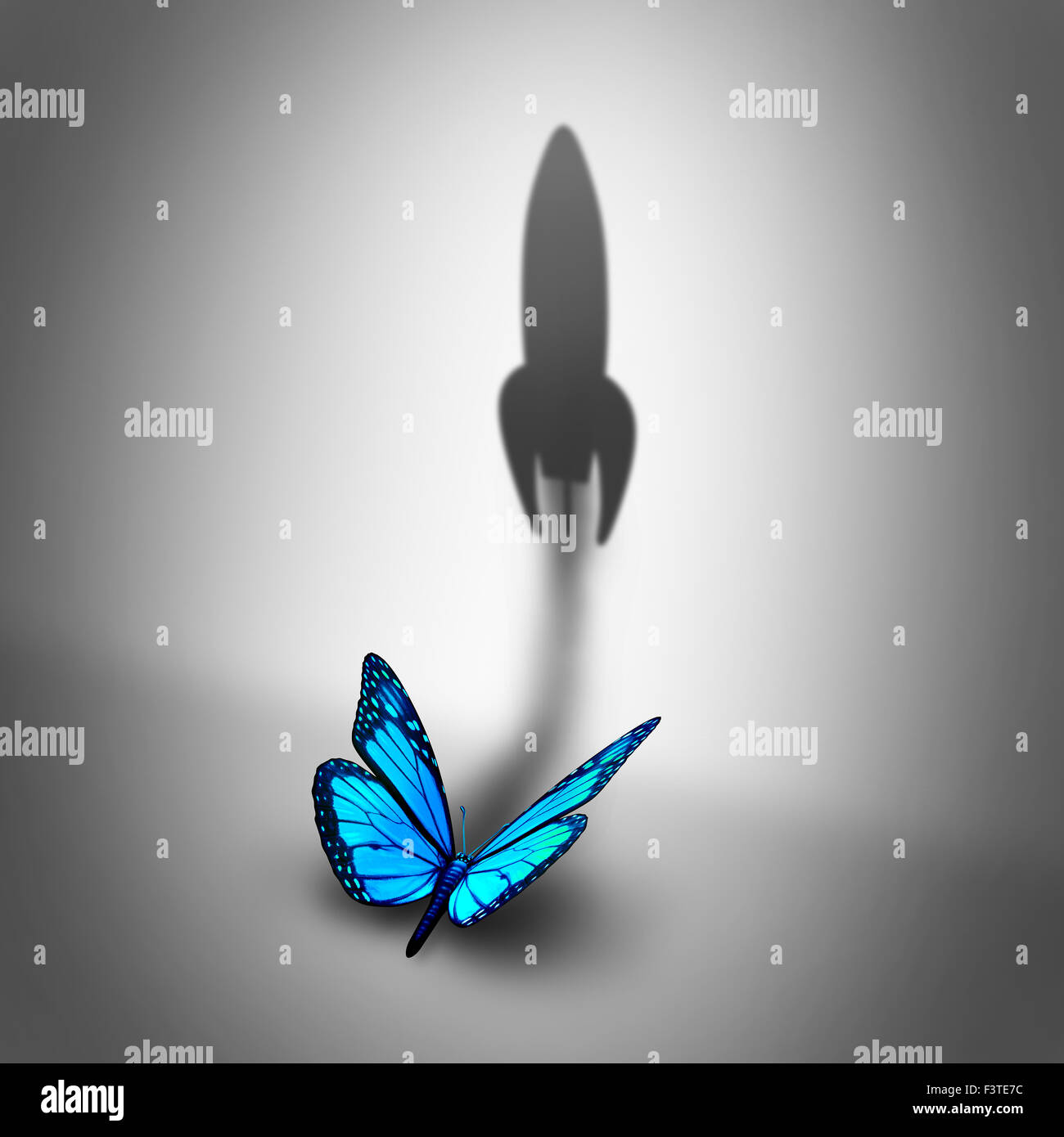 Macht streben Geschäftskonzept und entschlossenen Motivation Symbol als einen blauen Schmetterling wirft einen Schatten, geformt wie eine Rakete, die als potenzielle Metapher Erfolg wackeln. Stockfoto