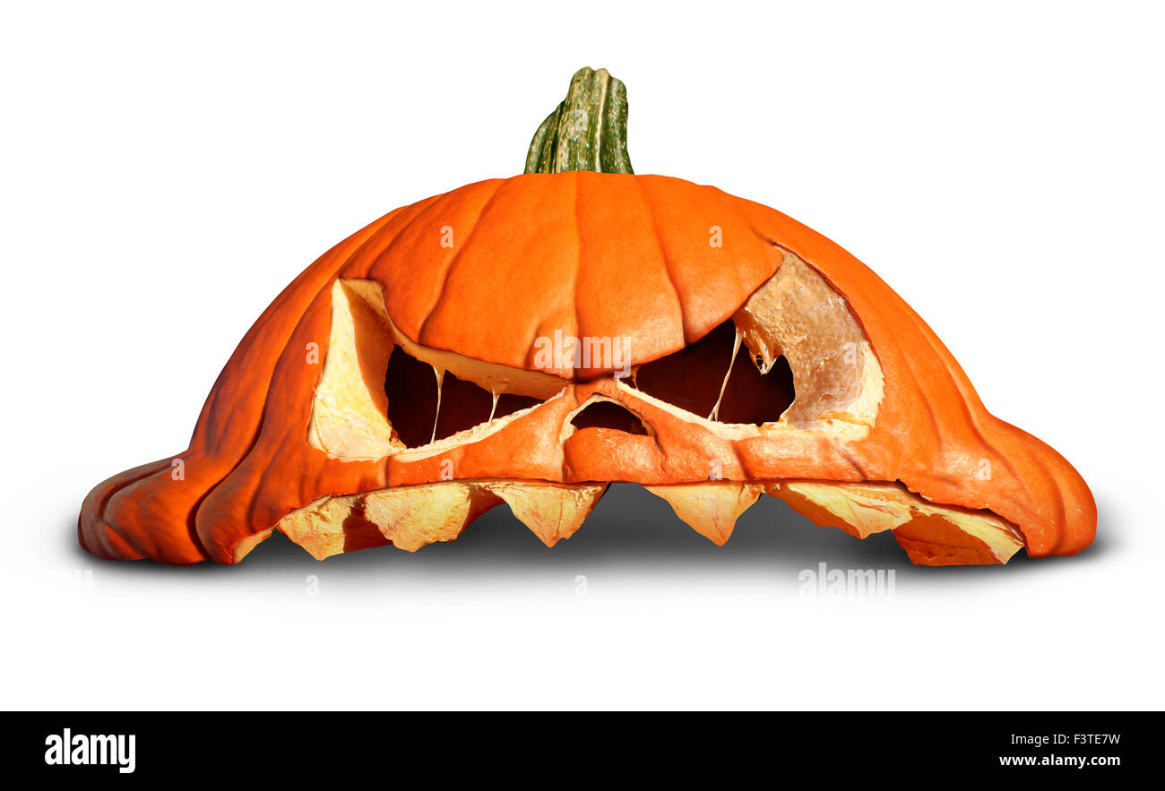 Kürbis Halloween als gebrochen zerschlagen orange grinsenden Jack o Lantern Symbol auf einem weißen Hintergrund als Herbst Konzept. Stockfoto