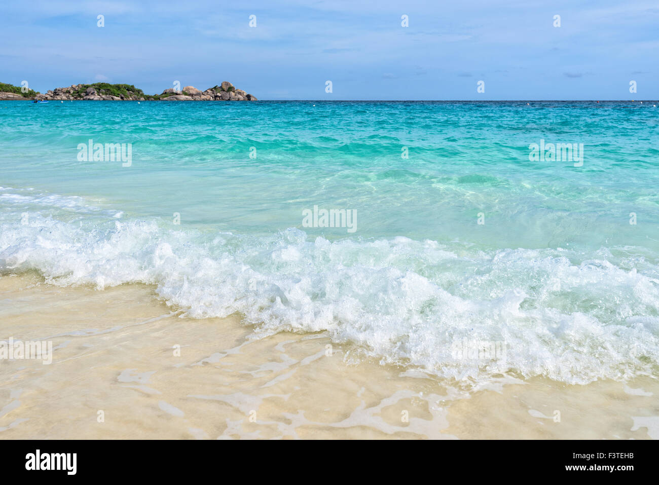 Schöne Natur des blauen Meeres Sand und weißen Wellen am Strand im Sommer auf der Insel Koh Miang in Mu Ko Similan National Park, Stockfoto