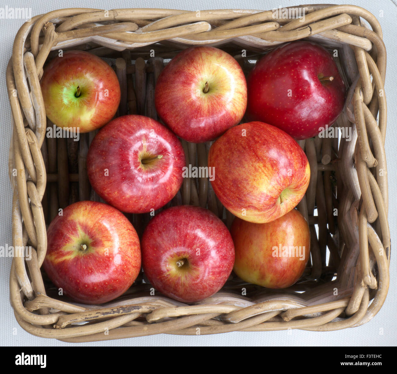 Perfekte unmarkierte glänzende süße Gala Äpfel im Hofladen Weidenkorb auf dem Display zu verkaufen Stockfoto