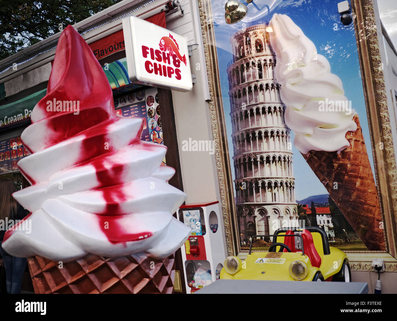 Kontrastierende Point of Sales Darstellungsstile auf Kitsch, touristische Shop anzeigen Fish & Chips mit Eistüten Display und der Schiefe Turm von Pisa Stockfoto