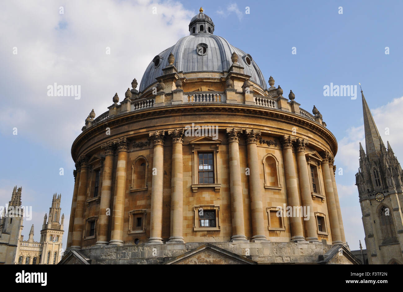 Die Radcliffe Camera, mit Turm der Universität von St Mary the Virgin und All Souls College, Universität Oxford, England Stockfoto