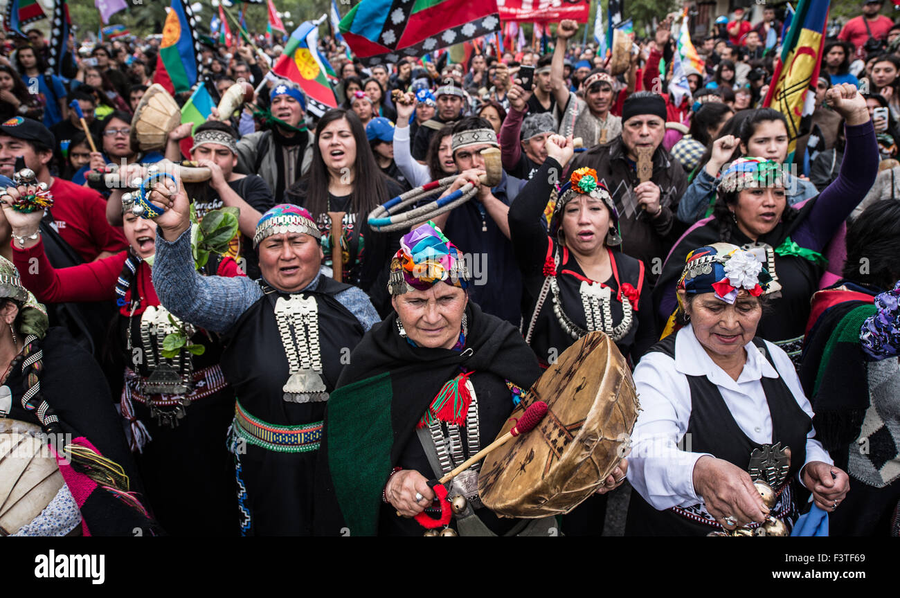 Santiago, Chile. 12. Oktober 2015. Demonstranten nehmen Teil an einer Demonstration gegen das Gedenken an Kolumbus-Tag in Santiago de Chile, Hauptstadt von Chile, am 12. Oktober 2015. Der Marsch wurde von Meli Wixan Mapu Organisation und Mapuche-Gemeinschaften, die Entscheidungsfreiheit der Araucan Region und die Freiheit der vielen Mapuche-Indianer, verlangen nach Angaben der Organisatoren gestartet. Bildnachweis: Jorge Villegas/Xinhua/Alamy Live-Nachrichten Stockfoto