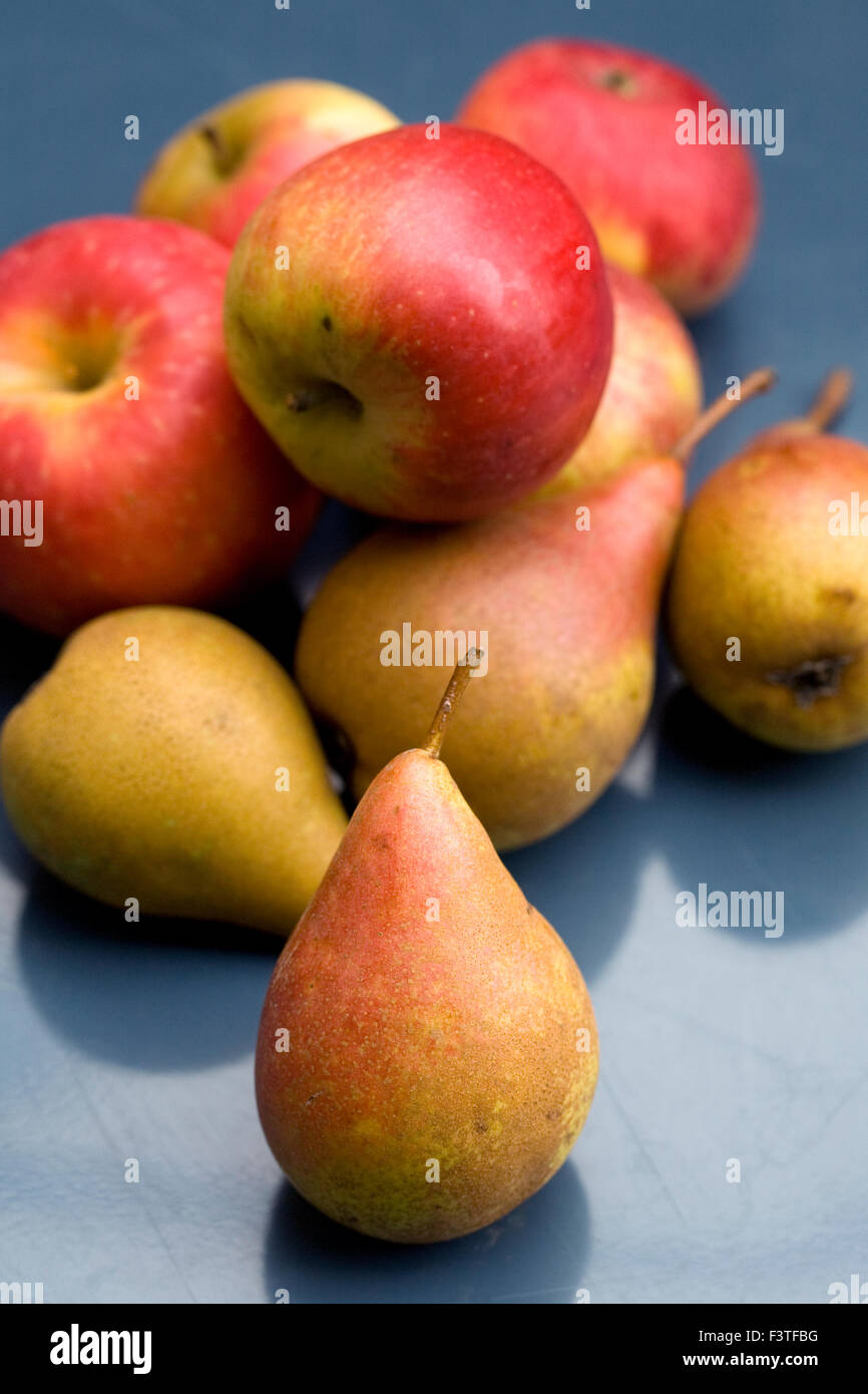Äpfel und Birnen auf a blaue Tabelle. Stockfoto