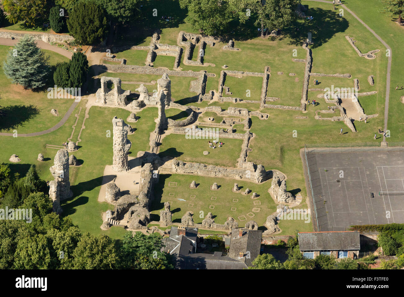 Luftaufnahme von Bury St Edmunds zeigt die Ruinen der Abtei, in den Gärten Stockfoto