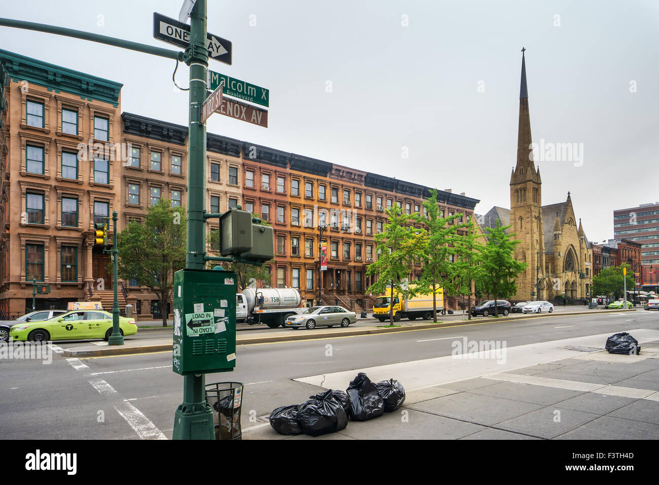 NEW YORK, USA - 16. Juni 2015: Malcolm X Boulevard im Stadtteil Harlem. Harlem ist ein großes Stadtviertel im Norden sectio Stockfoto