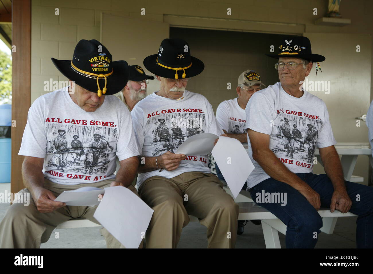 Vietnam-Veteranen von Firma B, 7. Kavallerie, der in der Schlacht von Ia Drang und Schlachten Danach kämpfte, las die Namen ihres Krieges tot während einer Gedenkfeier. Jack Zallen, der in der cutoff Zug während der Schlacht bei LX Xray war, sitzt im Center. Billy Smith, Recht, war ein Ersatz nach dem Kampf und er kämpfte in der Bon Song-Ebene. Smith sagte man mal sein Hemd war in Fetzen zerrissen, von Kugeln, die über ihn während einer Schlacht auf einem Friedhof zu übergeben, die die Kavalleristen festgenagelt zu hinterlassen.   B Co. 1/7. Kavallerie Reunion in Effingham, Illinois. Juli 31-Aug2, 2009. Stockfoto