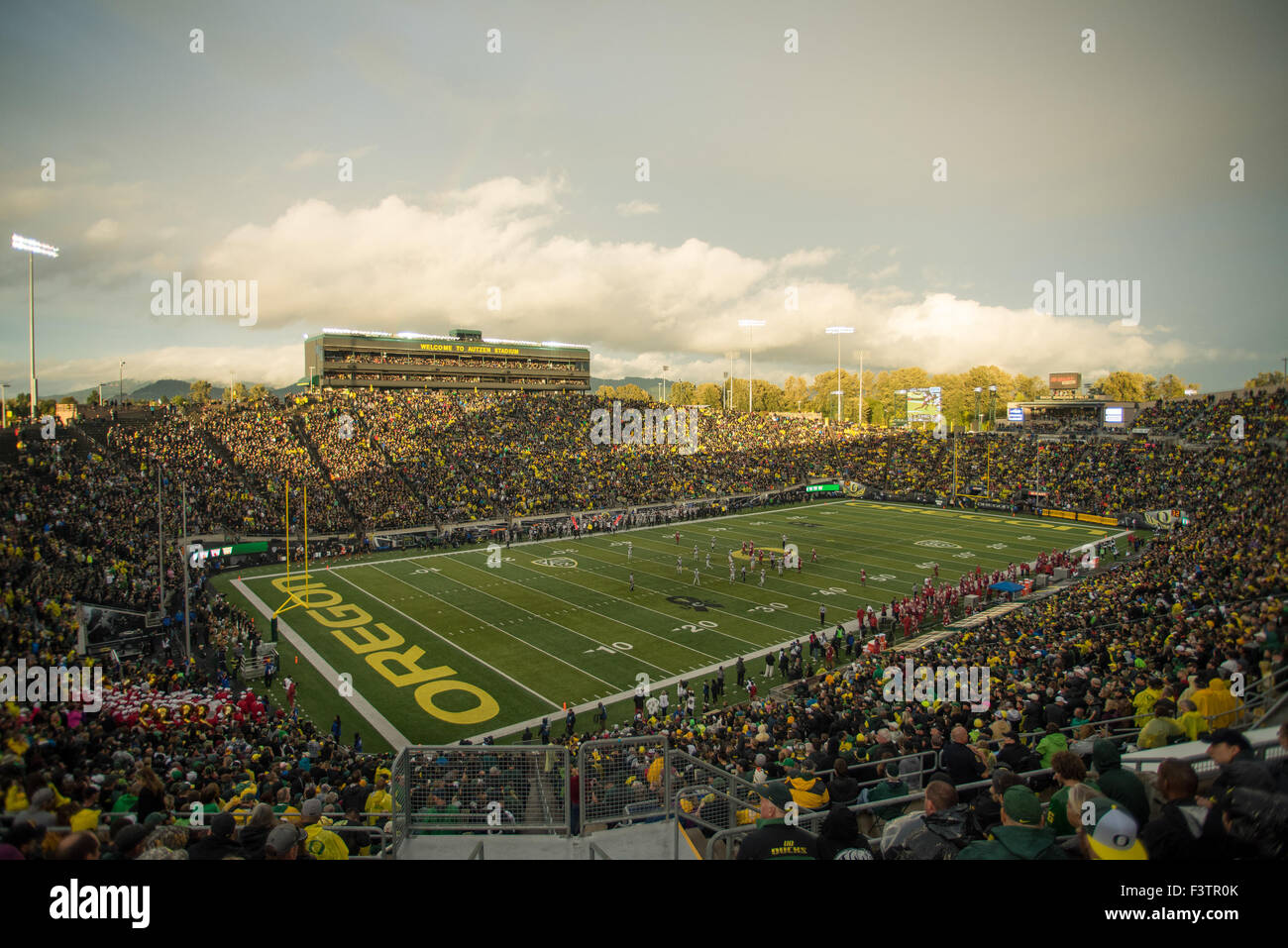 Doppelte Überstunden. 10. Oktober 2015. Ein doppelter Regenbogen erschien über Autzen Stadium während der NCAA Football-Spiel zwischen die Washington State Cougars und Oregon Ducks im Autzen Stadium in Eugene, Oregon. Die Cougars besiegte die Enten 45 38 in doppelte Überstunden. Joseph Weiser/CSM/Alamy Live-Nachrichten Stockfoto