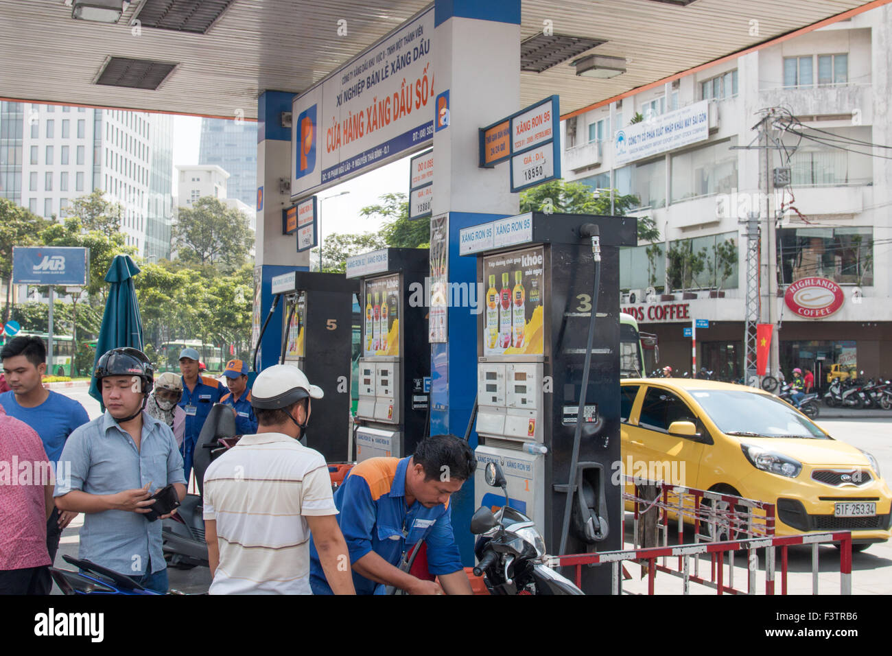 Warteschlange für Benzin und Treibstoff an einer Tankstelle Benzin in Ho Chi Minh (Saigon), Vietnam, Asien. Stockfoto