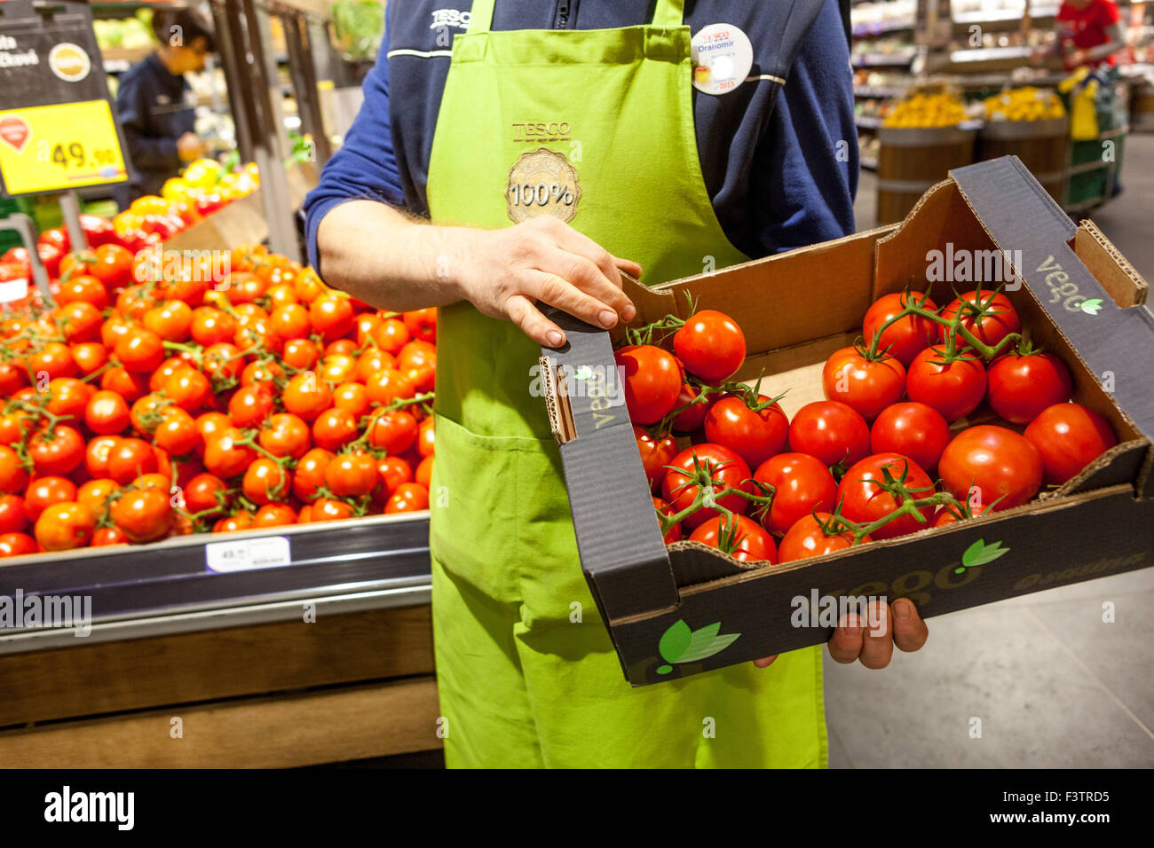 Qualitätskontrolle im Supermarkt Tomaten Stockfoto
