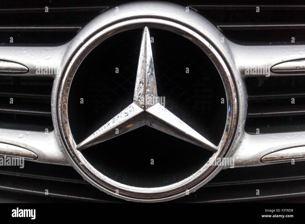 Detail von Mercedes Benz Auto Schild Abzeichen Stockfoto