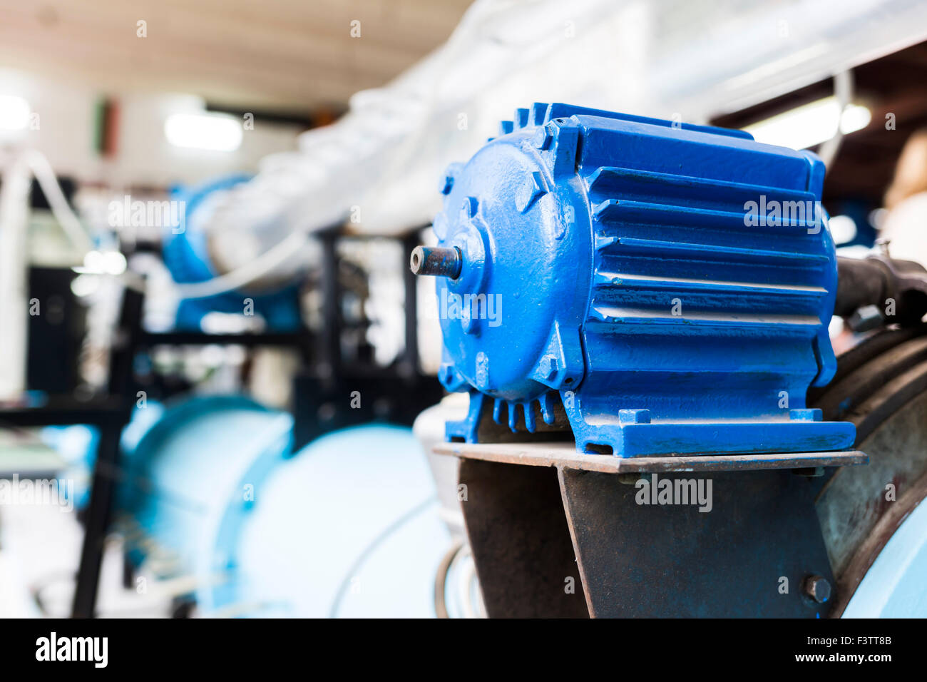 Blaue Elektromotor in einem Schülerlabor in einer europäischen technischen Universität. Anlage für Bildungsforschung, tes Stockfoto