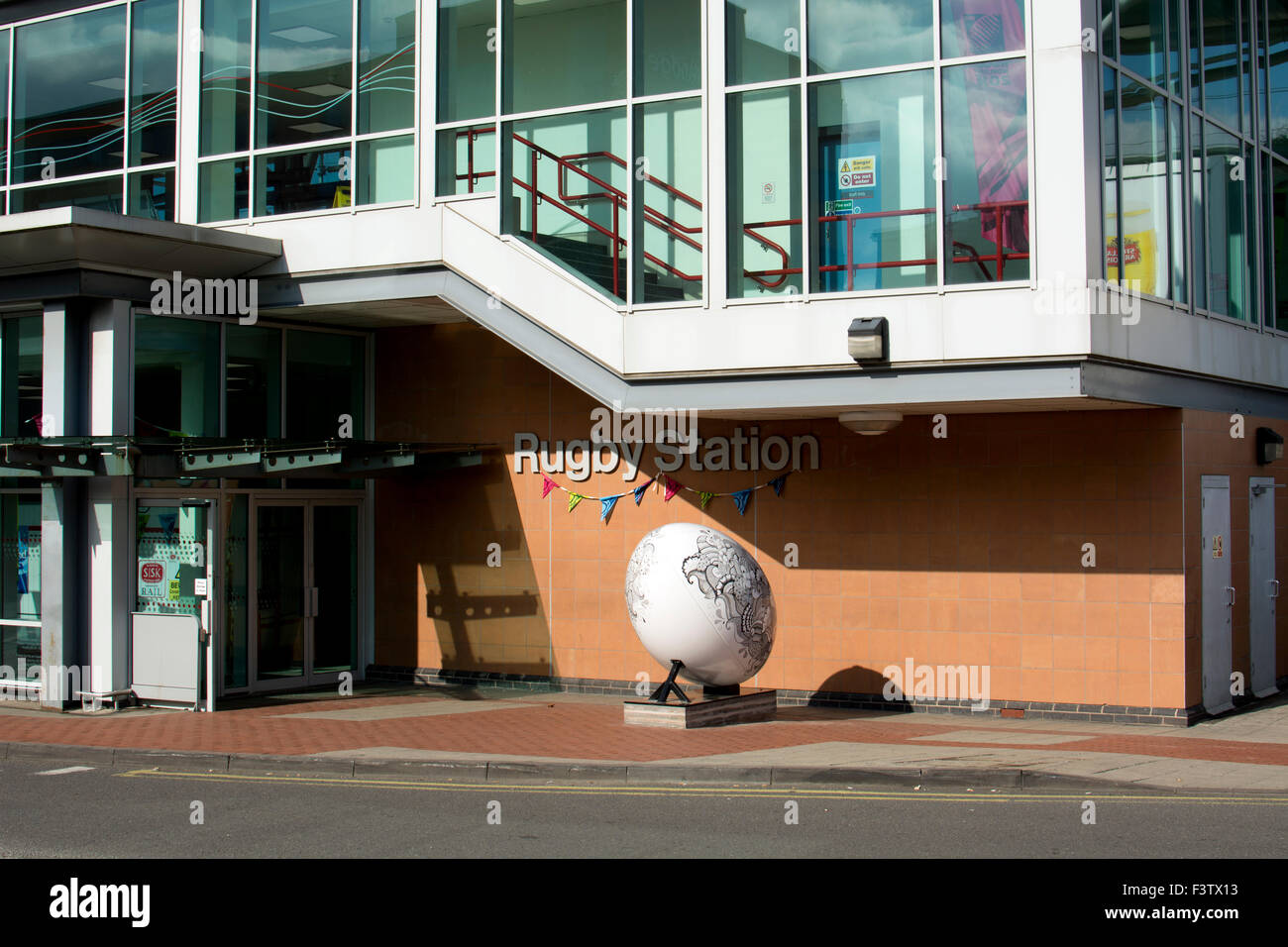 Railway Station und Riesen Rugby Ball, Rugby, Warwickshire, England, UK Stockfoto