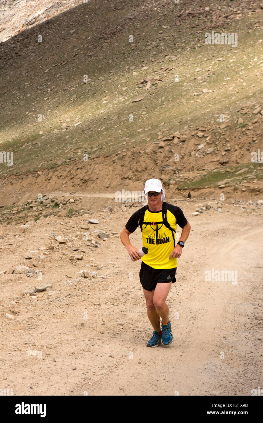 Indien, Jammu & Kashmir, Ladakh, Leh, Extremsport, englischer Athlet läuft bis Khardung La Pass Stockfoto