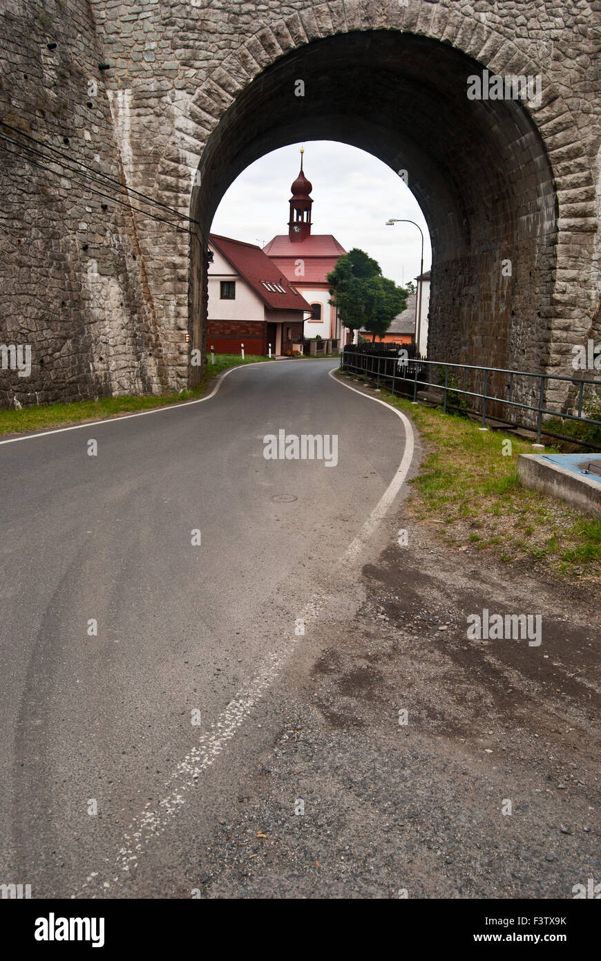 Straße, Brücke und Kirche in Svor Dorf in Nordböhmen Stockfoto