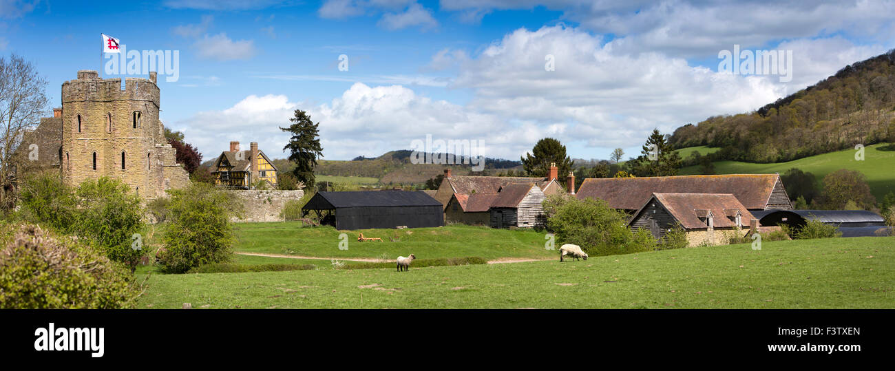 Großbritannien, England, Shropshire, Craven Arms, Stokesay Schloß Südturm und Bauernhof, Panorama Stockfoto