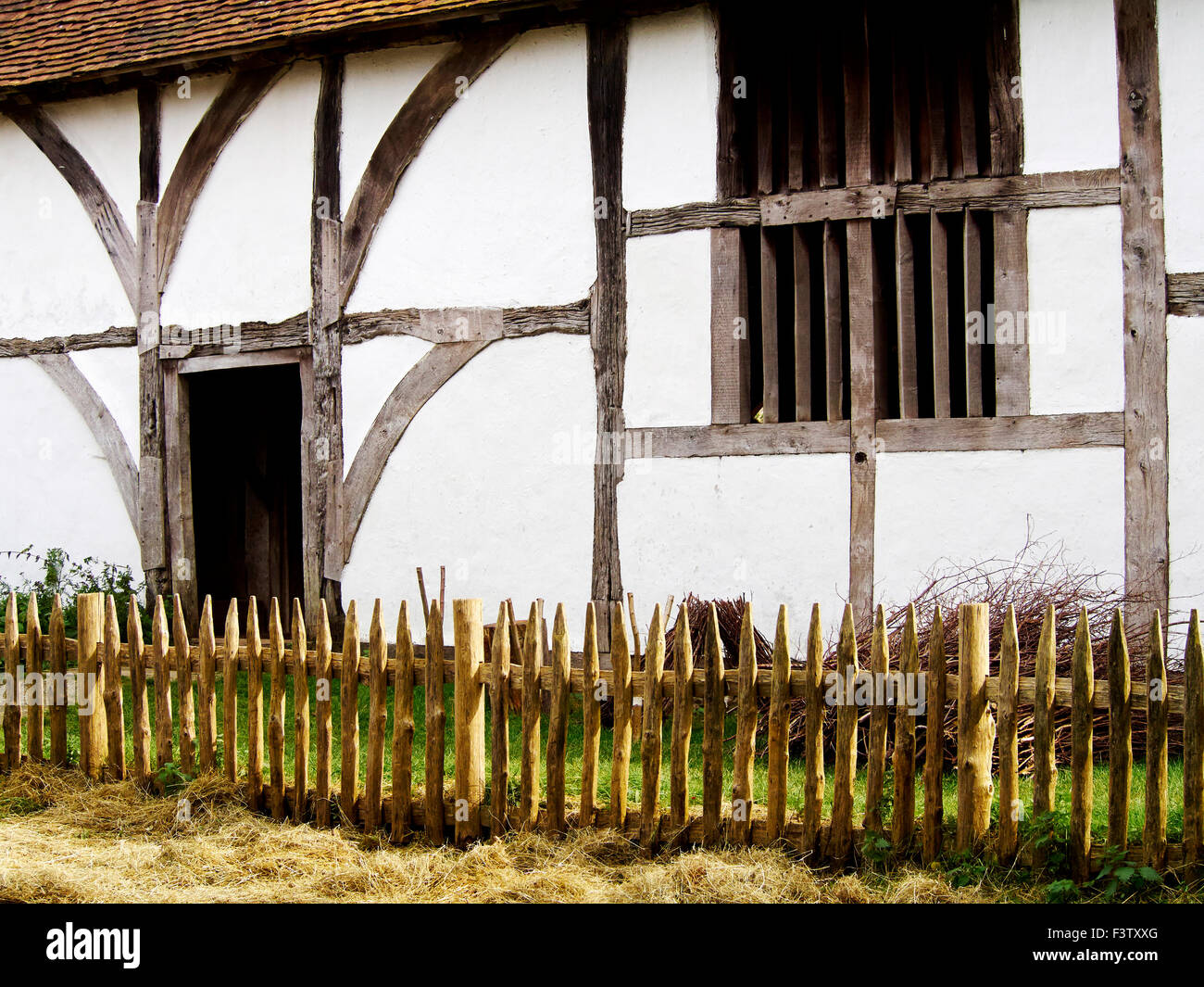 Anfang des 15. Jahrhunderts Fachwerk-Yeoman Bauernhaus mit Holz Rahmen & Flechtwerk und Lehm Wände mit einfachen unglasierte Windows. Stockfoto