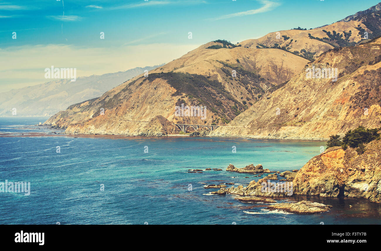 Retro stilisierte kalifornische Küste entlang Pacific Coast Highway, USA. Stockfoto