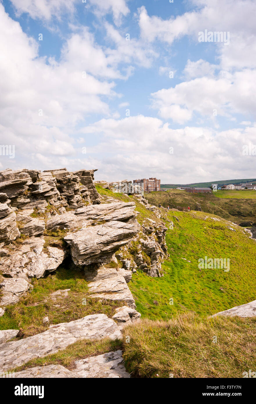 Die Ruinen von Tintagel Castle mit Burg Camelot Hotel In Entfernung Cornwall England UK Stockfoto