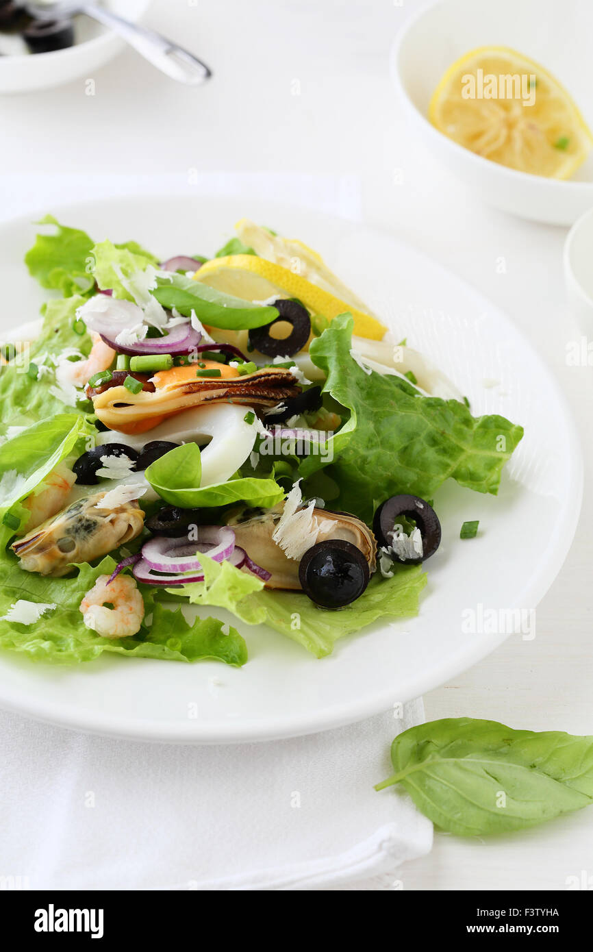 köstlicher Salat mit Garnelen, Essen Stockfoto