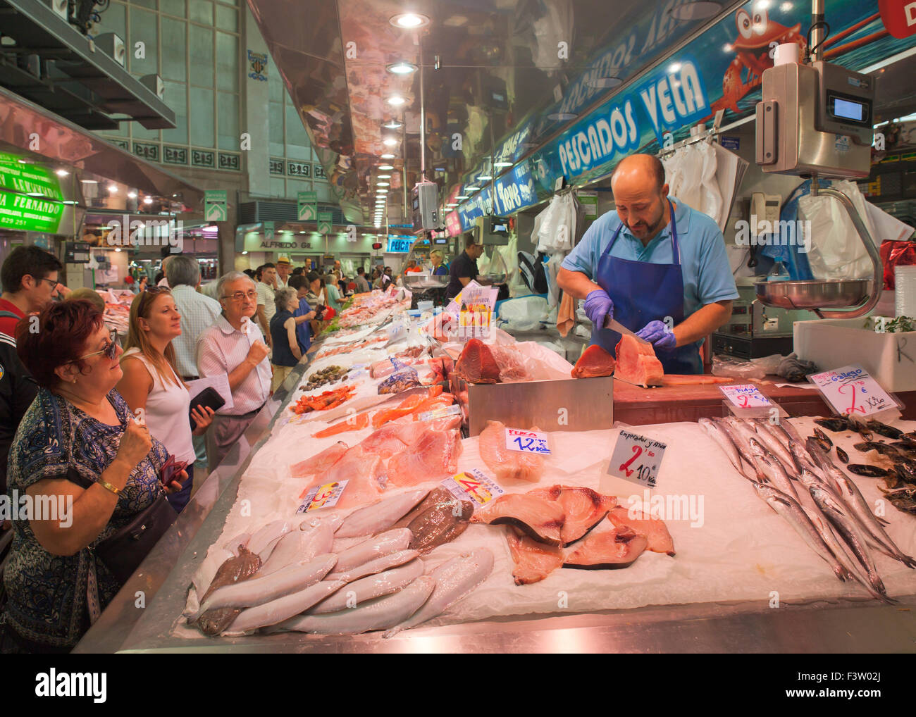 Fischhändler, spanischen Markt Mercado Central Valencia. Stockfoto