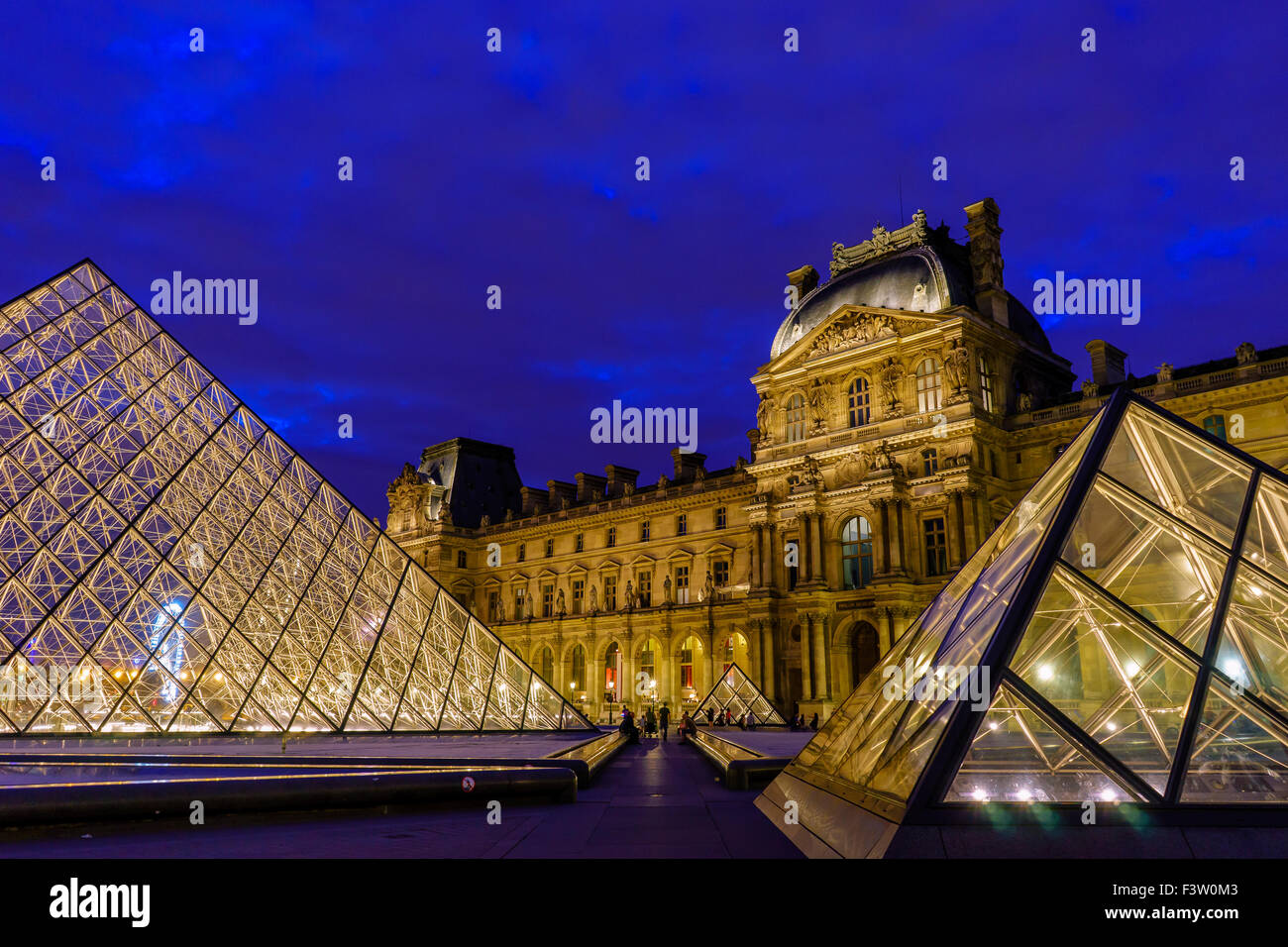 Tiefblaue Abenddämmerung Farben Wrap-around-das Louvre-Museum in einer  Sommernacht. Paris, Frankreich. August 2015 Stockfotografie - Alamy