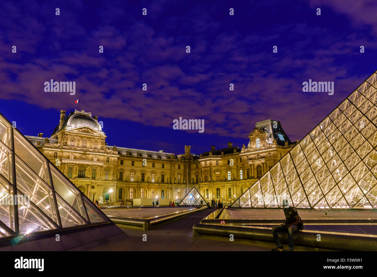 Lila Wolken schmücken den Sommerhimmel im Louvre, Dämmerung. Paris, Frankreich. August 2015. Stockfoto