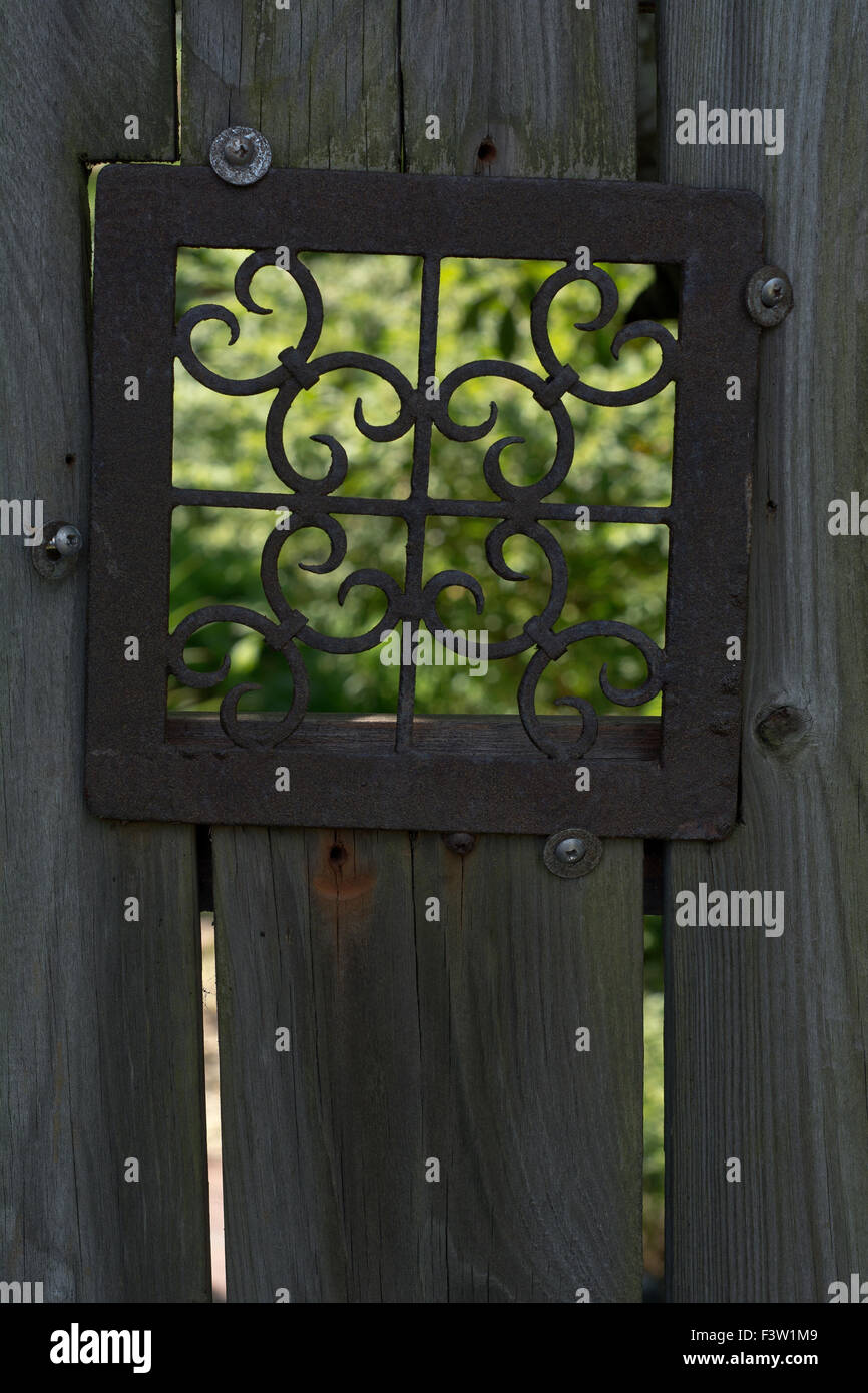 Alten Zaun mit Metall-Design Fenster mit Blick in den Garten Stockfoto